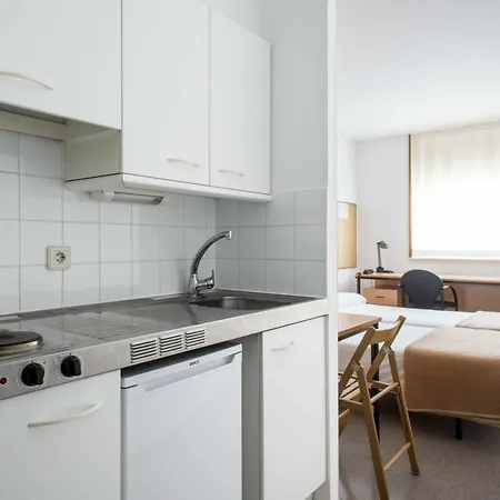 Residencia Universitaria Resa Campus De Montilivi Хостел